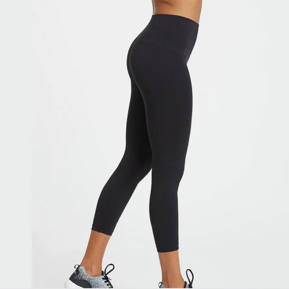 Spanx Look at Me Now Seamless Cropped Leggings in Black Size Small